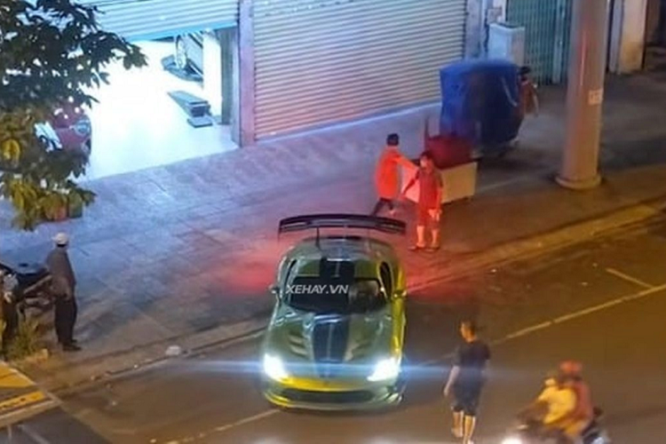 Chi tiết để phân biệt giữa Viper tiêu chuẩn và phiên bản ACR chính là cánh gió đuôi siêu “khủng” và nó còn tuyệt vời hơn nữa khi xuất hiện trên Dodge SRT Viper ACR thế hệ thứ 5 mới “hạ lốp” tại Việt Nam. Cánh gió này có thể tạo được lực ép cực lớn lên mặt đường khi vào cua ở tốc độ cao. Bên cạnh đó, cản trước, hai vây gió đặt tại vòm bánh cũng có tác dụng tối ưu lực ép của xe.