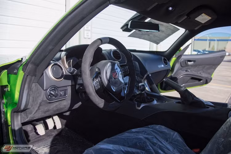 Mặc dù thành công, nhưng Viper cũng bị khai tử do các tiêu chuẩn an toàn mới ở thị trường Mỹ, và theo đó tất cả các dòng xe bắt buộc phải được trang bị túi khí rèm bên hông. Nhưng đáng tiếc là việc lắp thêm túi khí rèm là không phù hợp với thiết kế dòng xe này.