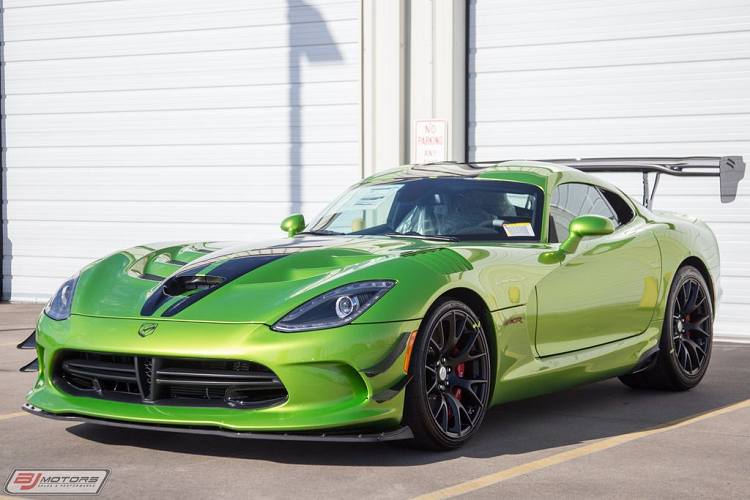 Dodge Viper là dòng xe thể thao với động cơ V10, được sản xuất bởi công ty con Dodge thuộc tập đoàn Chrysler. Tính đến nay, dòng xe Dodge Viper đã trải qua 5 thế hệ, từ năm 1992 đến năm 2017. 