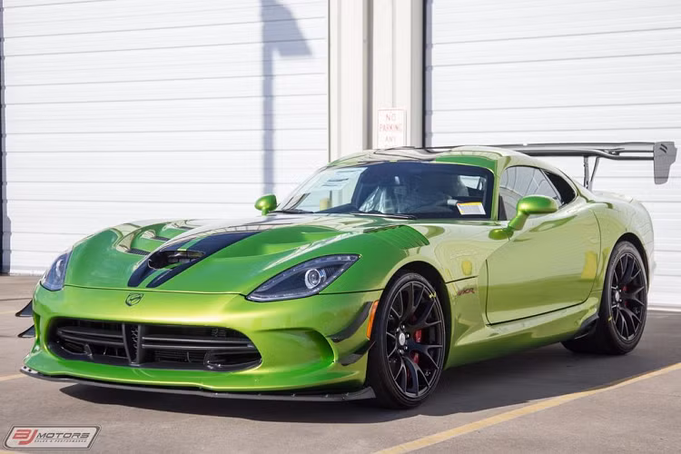 Dodge Viper là dòng xe thể thao với động cơ V10, được sản xuất bởi công ty con Dodge thuộc tập đoàn Chrysler. Tính đến nay, dòng xe Dodge Viper đã trải qua 5 thế hệ, từ năm 1992 đến năm 2017. 