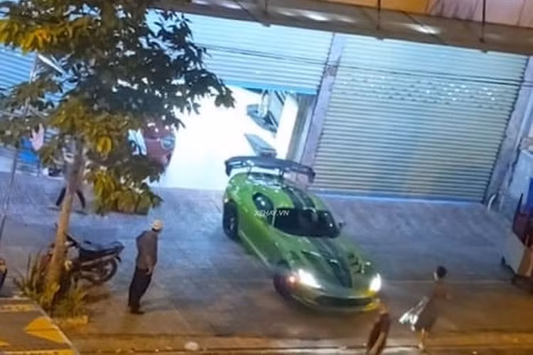 Chiếc Dodge SRT Viper ACR này sở hữu ngoại thất màu xanh da rắn - Snakeskin Green, kết hợp điểm nhấn sọc kẻ kép màu đen kéo dài từ nắp capo ra tới phần đuôi đậm chất xe đua. Xe được trang bị bộ mâm đa chấu sơn tối màu, kích thước 19 inch phía trước và 20 inch cho bánh sau, đi cùng cùm phanh sơn đỏ nổi bật.