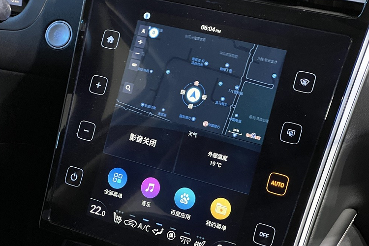 Được áp dụng ngôn ngữ thiết kế Sensuous Sportiness, Hyundai Tucson L 2023 sở hữu lưới tản nhiệt không viền, tích hợp dải đèn LED định vị ban ngày “Parametric Hidden Lights” ở hai bên trong khi đèn pha chính nằm ở 2 góc cản trước.Tiếp đến là đường dập gân sắc sảo trên sườn xe, hốc bánh vuông vức, vành la-zăng 19 inch với thiết kế 5 chấu, sơn 2 màu thể thao và đường viền mạ crôm bám theo nóc xe, kéo dài đến hết cột D làm điểm nhấn.