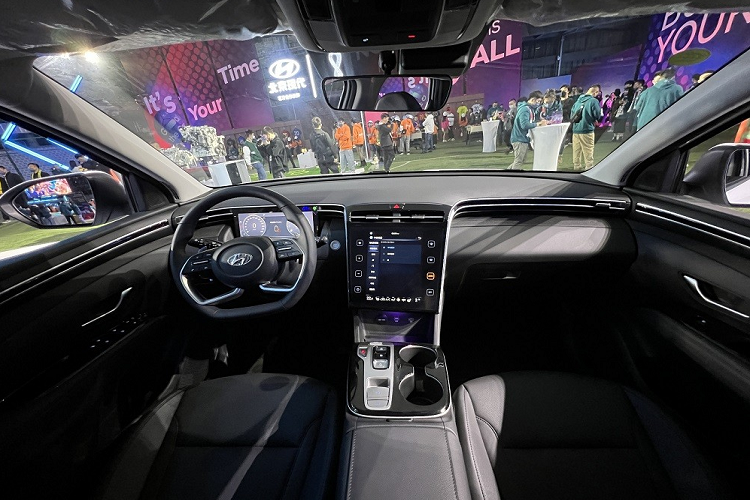 Đằng sau xuất hiện cụm đèn hậu LED với thiết kế lấy cảm hứng từ cái cày của nhà nông và nằm vắt ngang đuôi xe. Đó là chưa kể đến cản sau hầm hố, tích hợp cả bộ khuếch tán gió giả, cần gạt nước giấu kín bên dưới cánh gió mui và cảm biến đá cốp. Bên trong Hyundai Tucson L 2023 là không gian nội thất 5 chỗ với thiết kế về cơ bản là giống xe đang bán tại Việt Nam.