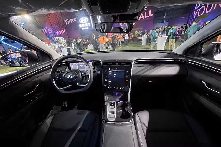 Đằng sau xuất hiện cụm đèn hậu LED với thiết kế lấy cảm hứng từ cái cày của nhà nông và nằm vắt ngang đuôi xe. Đó là chưa kể đến cản sau hầm hố, tích hợp cả bộ khuếch tán gió giả, cần gạt nước giấu kín bên dưới cánh gió mui và cảm biến đá cốp. Bên trong Hyundai Tucson L 2023 là không gian nội thất 5 chỗ với thiết kế về cơ bản là giống xe đang bán tại Việt Nam.