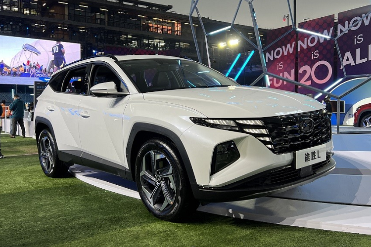 Động cơ xăng tạo ra công suất tối đa 150 mã lực và mô-men xoắn cực đại 186 Nm. Trong khi đó, mô-tơ điện có công suất tối đa 60 mã lực và mô-men xoắn cực đại 264 Nm. Hệ truyền động này tạo ra công suất tổng cộng 193 mã lực và mô-men xoắn cực đại 350 Nm. Nhờ đó, xe chỉ tiêu thụ lượng xăng trung bình 5,6 lít/100 km theo tiêu chuẩn WLTC.