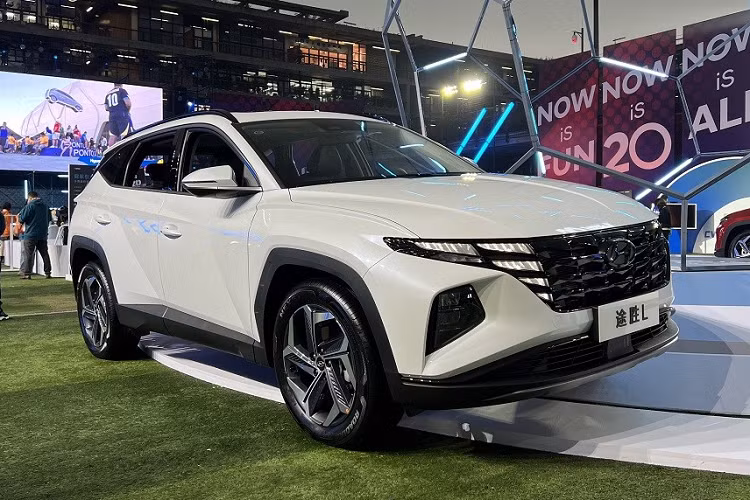 Động cơ xăng tạo ra công suất tối đa 150 mã lực và mô-men xoắn cực đại 186 Nm. Trong khi đó, mô-tơ điện có công suất tối đa 60 mã lực và mô-men xoắn cực đại 264 Nm. Hệ truyền động này tạo ra công suất tổng cộng 193 mã lực và mô-men xoắn cực đại 350 Nm. Nhờ đó, xe chỉ tiêu thụ lượng xăng trung bình 5,6 lít/100 km theo tiêu chuẩn WLTC.