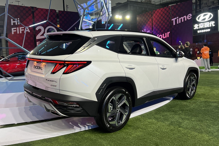 Tại thị trường Trung Quốc, giá xe Hyundai Tucson L 2023 cho 7 bản trang bị với bán ra dao động từ 161.800 - 207.800 Nhân dân tệ (khoảng 560 - 719 triệu đồng). So với Hyundai Tucson đang bán tại Việt Nam vốn có giá từ 845 triệu đến 1,06 tỷ đồng, xe rẻ hơn đáng kể.