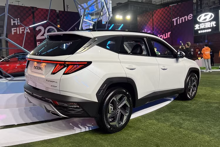 Tại thị trường Trung Quốc, giá xe Hyundai Tucson L 2023 cho 7 bản trang bị với bán ra dao động từ 161.800 - 207.800 Nhân dân tệ (khoảng 560 - 719 triệu đồng). So với Hyundai Tucson đang bán tại Việt Nam vốn có giá từ 845 triệu đến 1,06 tỷ đồng, xe rẻ hơn đáng kể.