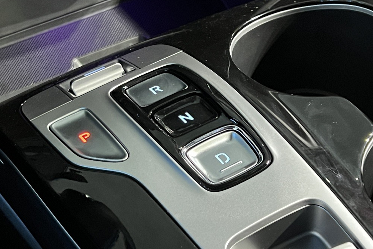 Tuy nhiên, mẫu crossover cỡ C này được trang bị màn hình cảm ứng trung tâm 10,4 inch, lớn hơn loại dùng cho xe ở Việt Nam. Bên dưới màn hình là các nút cảm ứng điện dung để chỉnh hệ thống âm thanh, hệ thống định vị, điều hòa tự động 3 vùng và những tính năng khác.