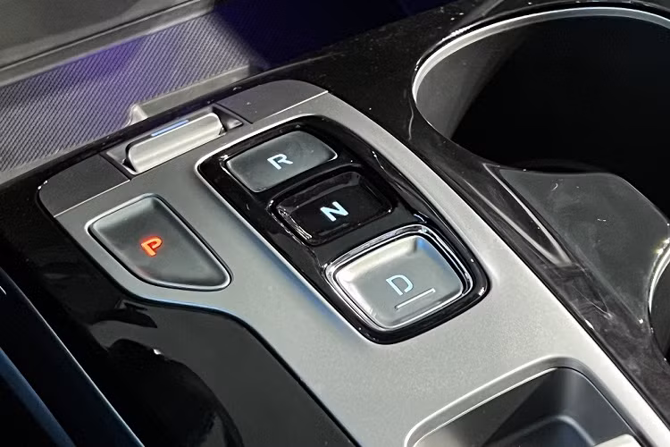 Tuy nhiên, mẫu crossover cỡ C này được trang bị màn hình cảm ứng trung tâm 10,4 inch, lớn hơn loại dùng cho xe ở Việt Nam. Bên dưới màn hình là các nút cảm ứng điện dung để chỉnh hệ thống âm thanh, hệ thống định vị, điều hòa tự động 3 vùng và những tính năng khác.