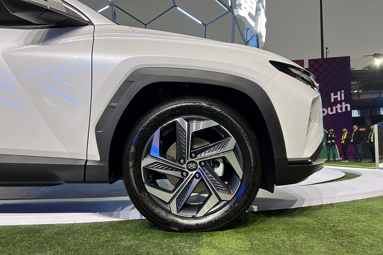 Ngoài hộp số mới, Hyundai Tucson L 2023 vẫn giữ nguyên các thông số như cũ. Theo đó, xe cũng sở hữu chiều dài 4.630 mm, chiều rộng 1.865 mm, chiều cao 1.665 mm và chiều dài cơ sở 2.755 mm giống Hyundai Tucson đang bán tại Việt Nam. Ngay cả thiết kế của Hyundai Tucson L 2023 tại Trung Quốc cũng không khác biệt nhiều so với xe dành cho Việt Nam.