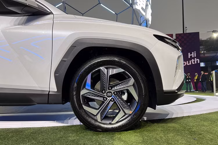 Ngoài hộp số mới, Hyundai Tucson L 2023 vẫn giữ nguyên các thông số như cũ. Theo đó, xe cũng sở hữu chiều dài 4.630 mm, chiều rộng 1.865 mm, chiều cao 1.665 mm và chiều dài cơ sở 2.755 mm giống Hyundai Tucson đang bán tại Việt Nam. Ngay cả thiết kế của Hyundai Tucson L 2023 tại Trung Quốc cũng không khác biệt nhiều so với xe dành cho Việt Nam.