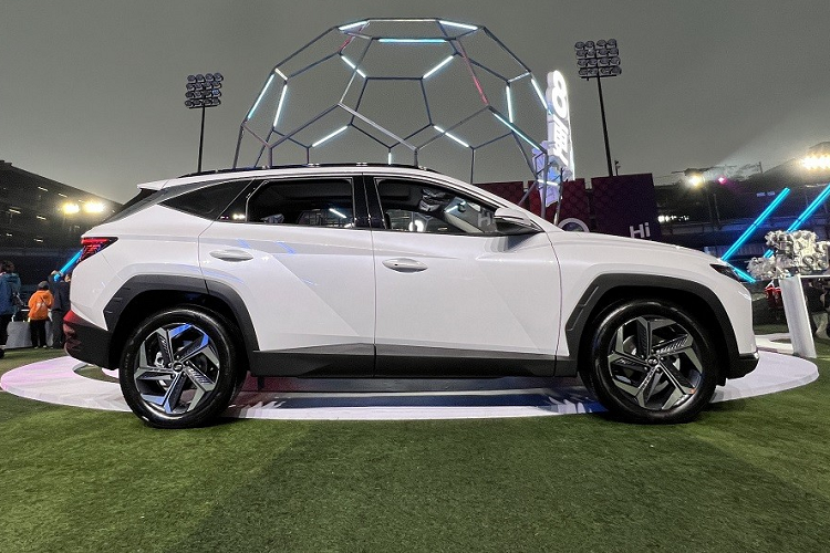 Cụ thể, mẫu xe SUV Hyundai Tucson L 2023 vẫn có 2 tùy chọn động cơ. Thứ nhất là động cơ xăng 4 xi-lanh, tăng áp, dung tích 1.5L với công suất tối đa 200 mã lực và mô-men xoắn cực đại 253 Nm. Động cơ này kết hợp với hộp số tự động 8 cấp mới, thay cho loại tự động ly hợp kép 7 cấp cũ. Thứ hai là hệ truyền động hybrid, bao gồm máy xăng 4 xi-lanh, dung tích 2.0L, hộp số tự động 6 cấp và mô-tơ điện