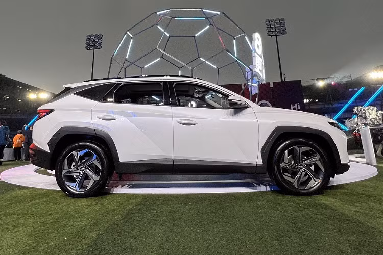 Cụ thể, mẫu xe SUV Hyundai Tucson L 2023 vẫn có 2 tùy chọn động cơ. Thứ nhất là động cơ xăng 4 xi-lanh, tăng áp, dung tích 1.5L với công suất tối đa 200 mã lực và mô-men xoắn cực đại 253 Nm. Động cơ này kết hợp với hộp số tự động 8 cấp mới, thay cho loại tự động ly hợp kép 7 cấp cũ. Thứ hai là hệ truyền động hybrid, bao gồm máy xăng 4 xi-lanh, dung tích 2.0L, hộp số tự động 6 cấp và mô-tơ điện