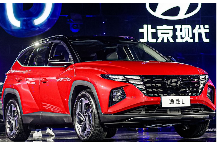 Hyundai Tucson L đã lần đầu tiên trình làng ở thị trường Trung Quốc vào tháng 9/2020. Sau hơn 2 năm, hãng Hyundai lại tung ra phiên bản mới của mẫu crossover cỡ C này. Đáng tiếc là ở phiên bản Hyundai Tucson L 2023 mới gần như không thay đổi về thiết kế. Thay vào đó, hãng Hyundai chỉ bổ sung hộp số mới cho mẫu xe này.