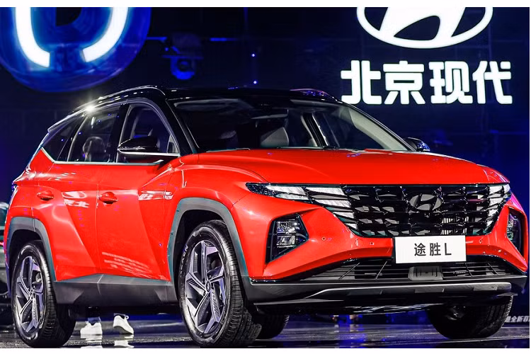 Hyundai Tucson L đã lần đầu tiên trình làng ở thị trường Trung Quốc vào tháng 9/2020. Sau hơn 2 năm, hãng Hyundai lại tung ra phiên bản mới của mẫu crossover cỡ C này. Đáng tiếc là ở phiên bản Hyundai Tucson L 2023 mới gần như không thay đổi về thiết kế. Thay vào đó, hãng Hyundai chỉ bổ sung hộp số mới cho mẫu xe này.