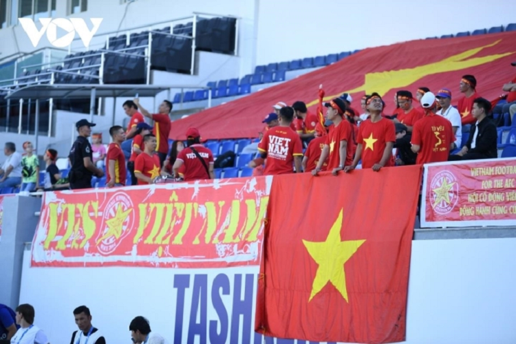 CDV den Uzbekistan ung ho U23 Viet Nam, sao no che vi mot loi co vu?-Hinh-2