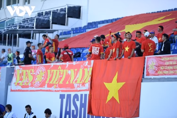 CDV den Uzbekistan ung ho U23 Viet Nam, sao no che vi mot loi co vu?-Hinh-2