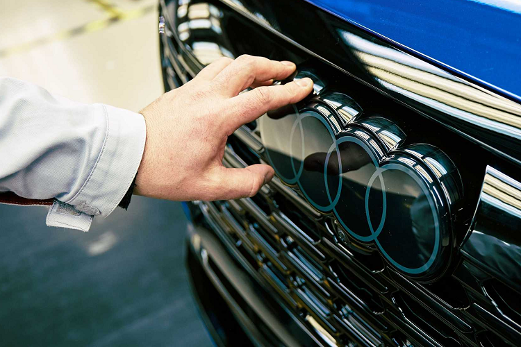 Hơn nữa, các công ty cung cấp pin được yêu cầu chỉ sử dụng các nguồn năng lượng tái tạo để sản xuất, trong khi động cơ kéo điện được vận chuyển từ Györ, Hungary đến Brussels bằng tàu chở hàng xanh, từ đây giúp giảm lượng khí thải carbon khoảng 2.600 tấn mỗi năm.