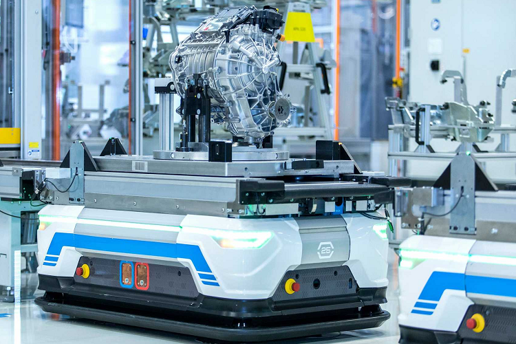 Cả hai loại pin e-tron của Audi Q8 đều có các tế bào của Samsung SDI, trong khi e-tron ban đầu được cung cấp bởi các tế bào pin của LG. Audi Q8 e-tron, ở cả hai phiên bản SUV và Sportback, dự kiến sẽ được bàn giao đến các đại lý tại Mỹ vào giữa năm 2023.