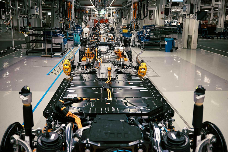 Audi cho biết cơ sở ở Brussels là một mô hình bền vững và triển khai tương lai sản xuất tại công ty, cái gọi là "360factory". Địa điểm này đã được công nhận là nhà máy sản xuất khối lượng lớn không có carbon được chứng nhận đầu tiên trên thế giới trong phân khúc cao cấp kể từ khi sản xuất Audi e-tron bắt đầu vào năm 2018.