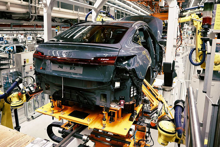 Cho đến lúc đó, nhà máy sẽ có thời gian để tăng cường sản xuất Audi Q8 e-tron và Q8 e-tron Sportback. Cơ sở lắp ráp pin ở Brussels đang đóng vai trò đột phá cho toàn bộ Tập đoàn Audi, bao gồm Audi, Bentley, Lamborghini, Ducati và Italdesign.