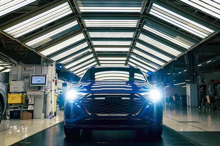 Sản lượng dự kiến sẽ tăng đáng kể vào năm tới vì Audi Q4 e-tron cũng sẽ được sản xuất tại nhà máy từ nửa cuối năm 2023 với tốc độ khoảng 70 chiếc mỗi ngày. Q4 e-tron hiện được sản xuất độc quyền tại nhà máy của Tập đoàn Volkswagen ở Zwickau, Đức.