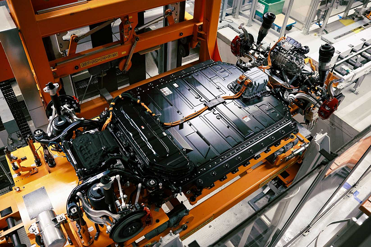 Audi Brussels đã lắp đặt một trong những hệ thống quang điện lớn nhất khu vực trong khuôn viên nhà máy, có diện tích 107.000 mét vuông. Hệ thống này tạo ra khoảng 9.000 megawatt-giờ điện từ năng lượng bền vững mỗi năm, đủ để sạc cho khoảng 90.000 xe Audi Q8 e-tron và giảm 1.881 tấn khí thải carbon.