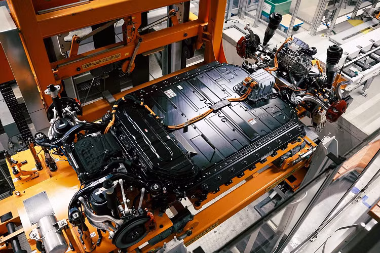 Audi Brussels đã lắp đặt một trong những hệ thống quang điện lớn nhất khu vực trong khuôn viên nhà máy, có diện tích 107.000 mét vuông. Hệ thống này tạo ra khoảng 9.000 megawatt-giờ điện từ năng lượng bền vững mỗi năm, đủ để sạc cho khoảng 90.000 xe Audi Q8 e-tron và giảm 1.881 tấn khí thải carbon.