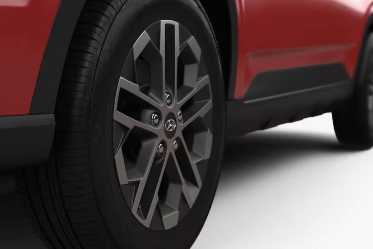 Ở phía sau, Hyundai Venue cũng có những thay đổi đáng kể, bộ đèn hậu có thiết kế mới, vuông vắn hơn, nối liền với nhau bằng một dải phản quang kéo dài theo chiều rộng cửa cốp. Các chi tiết ốp trang trí trên xe làm bằng nhựa màu đen.