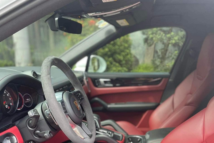 Porsche Cayenne Coupe từng của Minh Nhựa lúc về tay 1 công ty bán xe đã qua sử dụng ở Hà Nội đã chạy được quãng đường hơn 3.000 km. Xe mang ngoại thất màu trắng cùng bộ mâm đa chấu kép và nội thất mang tông màu đỏ nổi bật.