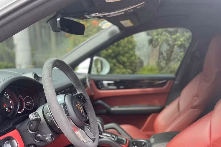 Porsche Cayenne Coupe từng của Minh Nhựa lúc về tay 1 công ty bán xe đã qua sử dụng ở Hà Nội đã chạy được quãng đường hơn 3.000 km. Xe mang ngoại thất màu trắng cùng bộ mâm đa chấu kép và nội thất mang tông màu đỏ nổi bật.