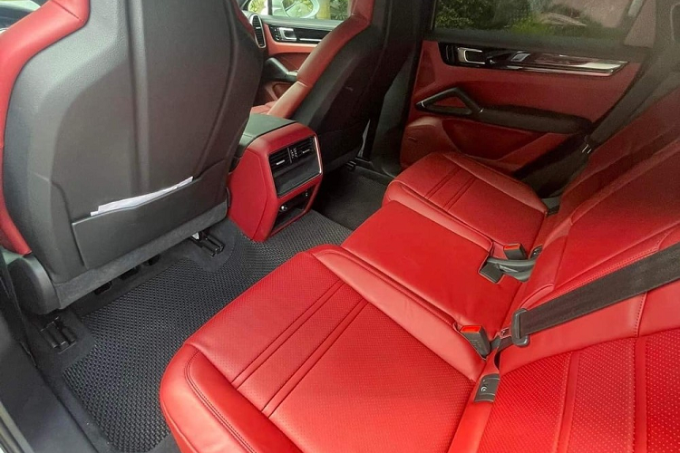 Trong đó, xe Porsche Cayenne Coupe từng của Minh Nhựa được trang bị động cơ xăng V6, tăng áp, dung tích 3.0 lít, sản sinh công suất tối đa 340 mã lực và mô-men xoắn cực đại 450 Nm.