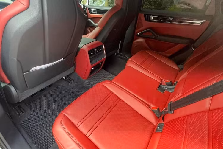 Trong đó, xe Porsche Cayenne Coupe từng của Minh Nhựa được trang bị động cơ xăng V6, tăng áp, dung tích 3.0 lít, sản sinh công suất tối đa 340 mã lực và mô-men xoắn cực đại 450 Nm.