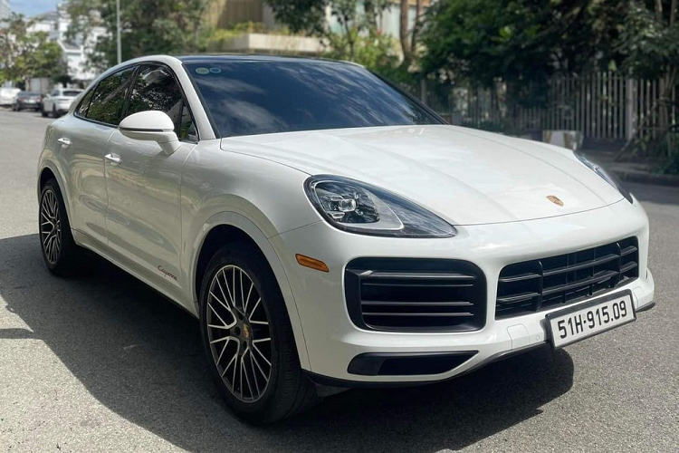 Hiện chưa rõ mức giá bán lại của chiếc xe Porsche Cayenne Coupe từng nằm chung garage với siêu phẩm Pagani Huayra nhưng chắc chắn sẽ không thể thấp hơn 4,8 tỷ đồng. Hiện tại, giá xe Porsche Cayenne phiên bản Coupe được bán chính hãng tại dải đất hình chữ S từ 5,06 tỷ đồng, chưa bao gồm các tùy chọn theo xe cũng như chi phí lăn bánh.