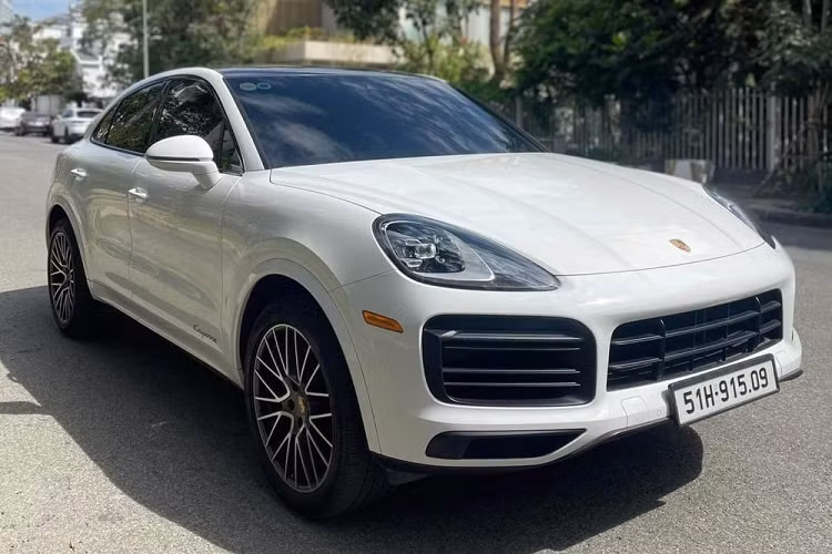 Hiện chưa rõ mức giá bán lại của chiếc xe Porsche Cayenne Coupe từng nằm chung garage với siêu phẩm Pagani Huayra nhưng chắc chắn sẽ không thể thấp hơn 4,8 tỷ đồng. Hiện tại, giá xe Porsche Cayenne phiên bản Coupe được bán chính hãng tại dải đất hình chữ S từ 5,06 tỷ đồng, chưa bao gồm các tùy chọn theo xe cũng như chi phí lăn bánh.