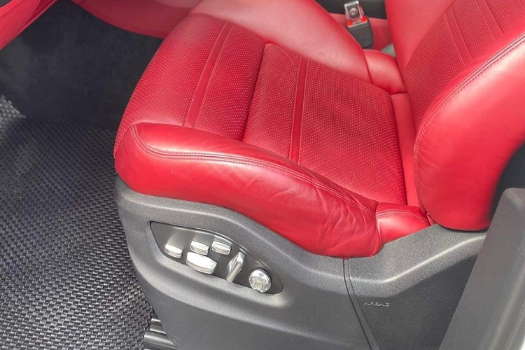 Được biết, xe Porsche Cayenne Coupe nhập chính hãng về Việt Nam có hai tùy chọn động cơ đi theo từng phiên bản.