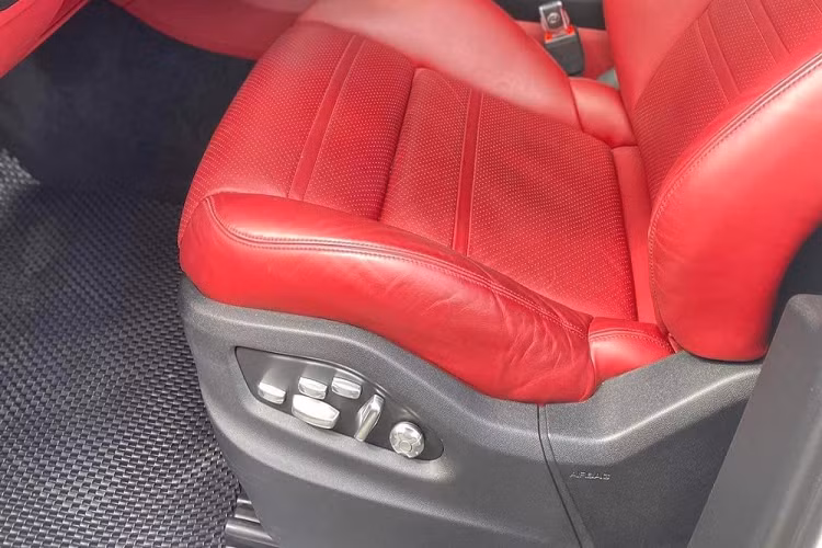 Được biết, xe Porsche Cayenne Coupe nhập chính hãng về Việt Nam có hai tùy chọn động cơ đi theo từng phiên bản.