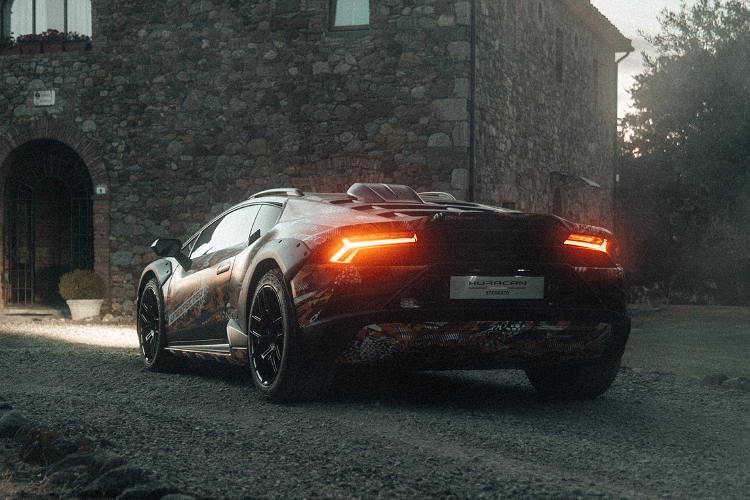 So với những hình ảnh concept, Huracan Sterrato được nâng cấp phần cản sau phong cách Huracan EVO, trong khi cản trước được tinh chỉnh từ chiếc Huracan Performante.