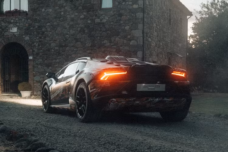 So với những hình ảnh concept, Huracan Sterrato được nâng cấp phần cản sau phong cách Huracan EVO, trong khi cản trước được tinh chỉnh từ chiếc Huracan Performante.