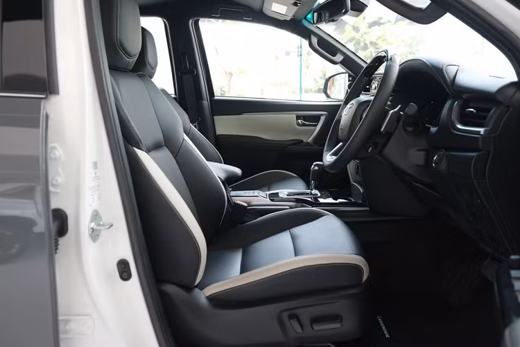 Không có thay đổi về động cơ và hệ truyền động, Fortuner Legender phiên bản kỷ niệm 60 năm tại Thái Lan sử dụng động cơ dầu 2.8L tăng áp đơn (1GD-FTV) mang công suất 201 mã lực tại 3.400 vòng/phút và mô men xoắn cực đại 500Nm tại dải vòng tua từ 1.600 - 2.800 vòng/phút. Xe sử dụng kết hợp với hộp số tự động 6 cấp (6AT), và hệ dẫn động 2 cầu (4x4).