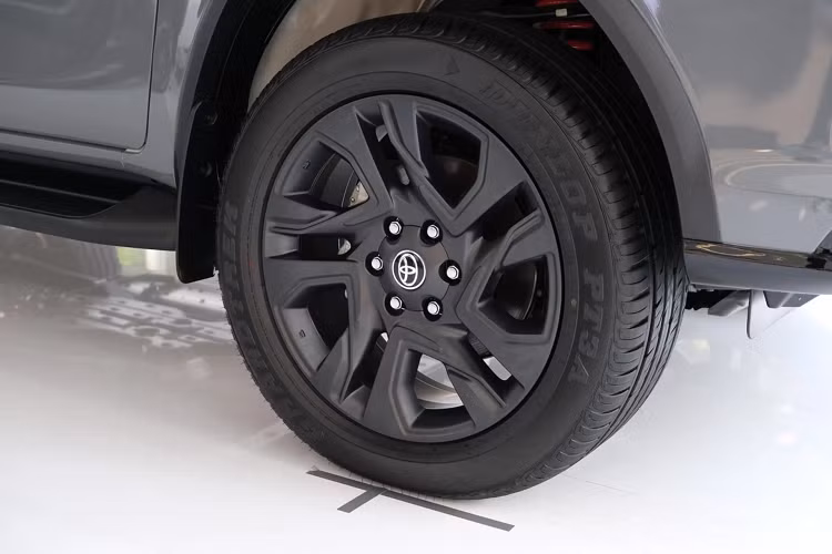Đáng tiếc rằng, màu xám trên chiếc Toyota Fortuner Legender không phải là màu sơn, mà chỉ đơn thuần là dán một lớp wrap màu xám xi măng (Cement Grey) cao cấp, đây là lựa chọn chỉ có trên Toyota Fortuner Legender bản kỷ niệm 60 năm – nếu khách hàng thích màu sắc này. Nếu không chọn wrap, phiên bản kỷ niệm này chỉ có màu sơn trắng đi kèm với nóc đen.