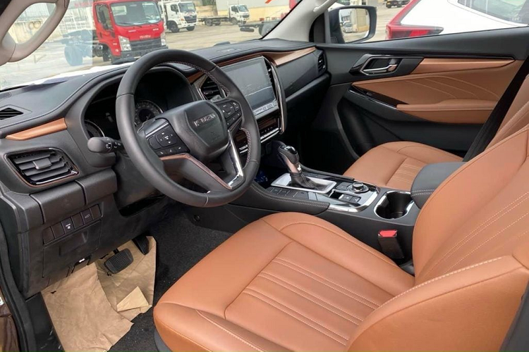 Di chuyển ra phía sau, Isuzu mu-X 2022 cũng sở hữu phần đuôi xe mới với cụm đèn hậu mỏng hơn, ô cửa kính sau vuông vắn và mang tới cái nhìn đẹp mắt hơn hẳn so với trước đây. Cánh gió trên cao giúp giảm đi cảm giác trống vắng nơi tiếp điểm giữa nóc xe và kính hậu, bên cạnh đó là dải đèn LED phanh giúp tăng thêm khả năng nhận diện cho xe khác trong đêm tối, đảm bảo hơn độ an toàn trong các trường hợp phanh gấp hoặc có sự cố.