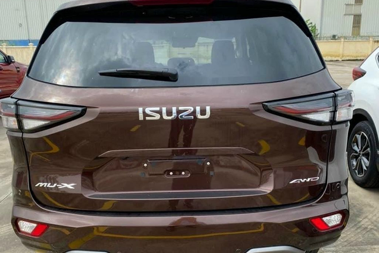 Bước sang thế hệ mới, Isuzu mu-X mang có ngoại hình mạnh mẽ và nam tính hơn. Đối với khu vực đầu xe, xe vẫn giữ lại bộ mặt ca-lăng to bản mạ crôm như phiên bản trước nhưng đã được tinh chỉnh lại đôi chút, cặp đèn chiếu sáng chính được vuốt mỏng và sắc sảo hơn với công nghệ LED định vị hay bộ cản dưới mang thiết kế liền lạc hơn.