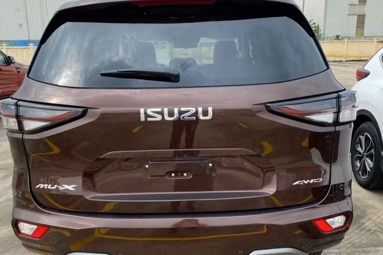 Bước sang thế hệ mới, Isuzu mu-X mang có ngoại hình mạnh mẽ và nam tính hơn. Đối với khu vực đầu xe, xe vẫn giữ lại bộ mặt ca-lăng to bản mạ crôm như phiên bản trước nhưng đã được tinh chỉnh lại đôi chút, cặp đèn chiếu sáng chính được vuốt mỏng và sắc sảo hơn với công nghệ LED định vị hay bộ cản dưới mang thiết kế liền lạc hơn.