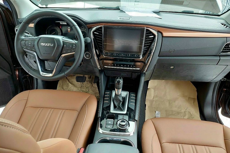 Bước vào không gian cabin, mẫu xe SUV Isuzu mu-X 2022 sẽ gây ấn tượng với những người dùng cũ của Isuzu nhờ phong cách thiết kế mới khoáng đạt và công nghệ hơn.