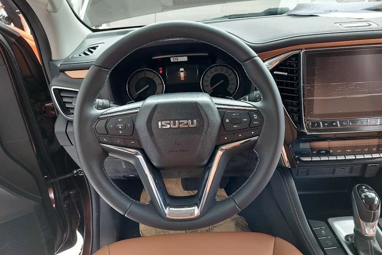 Các trang bị nổi bật trong khoang cabin này gồm có: phanh tay điện tử, màn hình cảm ứng cho hệ thống giải trí kích thước 9 inch hỗ trợ Apple CarPlay và Android Auto, cụm đồng hồ có màn hình đa thông tin 4,2 inch, vô-lăng 3 chấu kiểu mới, phanh tay điện tử, ghế lái chỉnh điện 8 hướng.