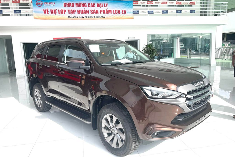 Ở thân xe, trụ C của xe đã được thay đổi và có thêm ô kính ngay hàng ghế thứ 3, chi tiết này là một điểm nhấn đáng kể về thẩm mỹ lẫn sự thực tiễn sử dụng so với phiên bản trước. Phần thân xe cũng được tạo hình với đường gân nổi đi ngang tay nắm cửa và phần gân lõm ở sát gần bệ bước khá ấn tượng.