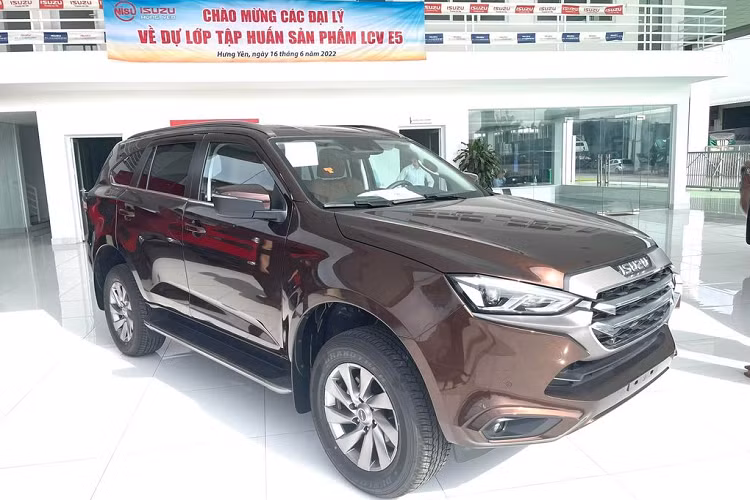 Ở thân xe, trụ C của xe đã được thay đổi và có thêm ô kính ngay hàng ghế thứ 3, chi tiết này là một điểm nhấn đáng kể về thẩm mỹ lẫn sự thực tiễn sử dụng so với phiên bản trước. Phần thân xe cũng được tạo hình với đường gân nổi đi ngang tay nắm cửa và phần gân lõm ở sát gần bệ bước khá ấn tượng.