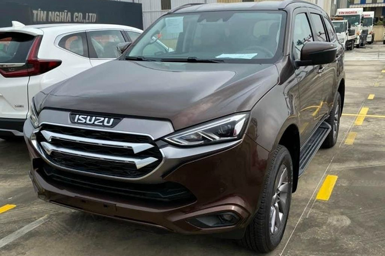 Về trang bị an toàn, Isuzu mu-X 2022 được trang bị các công nghệ như ABS, EBD, BA, hệ thống cân bằng điện tử, 6 túi khí, hệ thống kiểm soát lực kéo, hỗ trợ đổ đèo, hỗ trợ khởi hành ngang dốc, phanh khẩn cấp tự động, cảnh báo phương tiện cắt ngang khi lùi, cảnh báo va chạm trước, đèn pha tự động, hệ thống ngăn đạp nhầm chân ga, cảnh báo chệch làn đường...